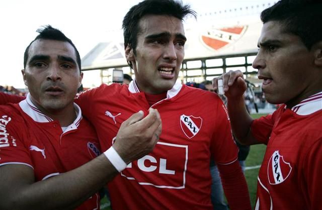 Az Independiente játékosait is megviselte a történelmi kudarc (Fotó: Action Images)