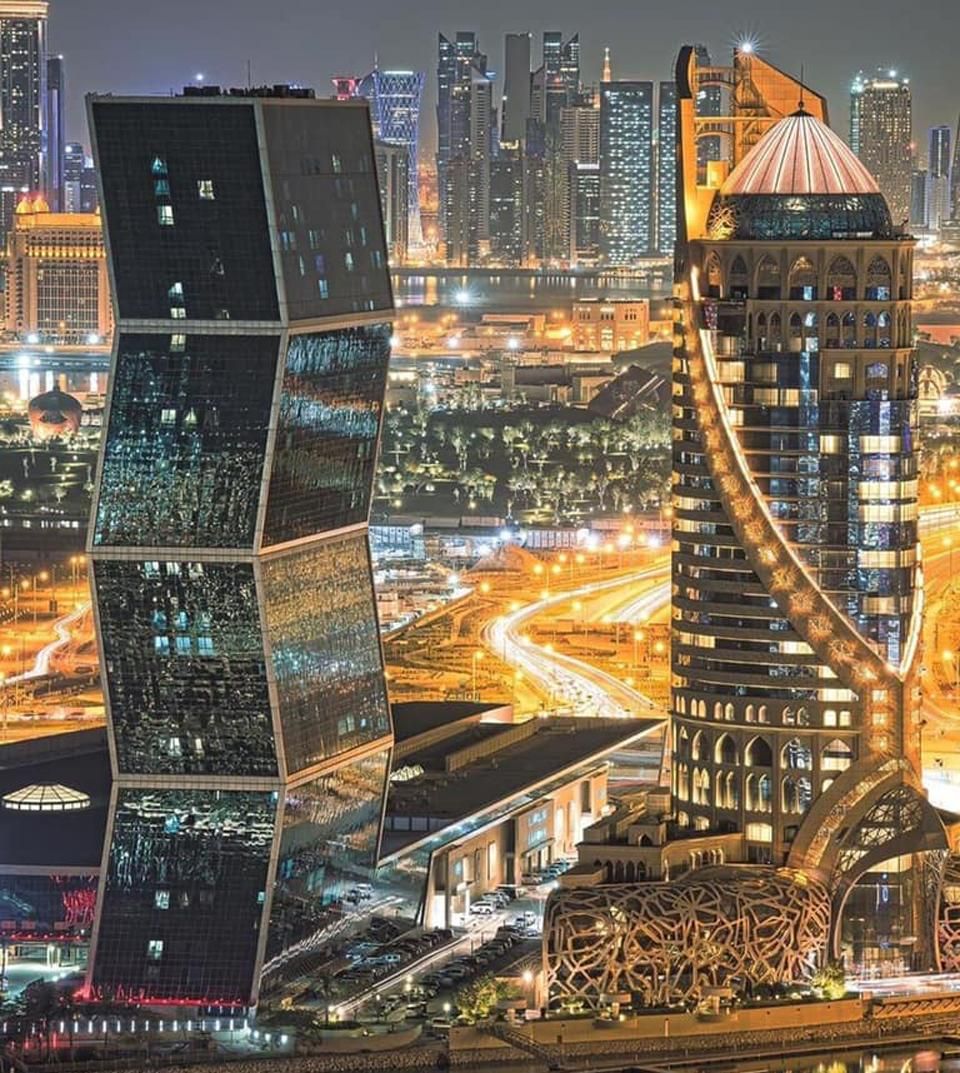 A Zig Zag Tower (balra) Doha ikonikus épülete, Bölöni László a környéken lakott katari szerepvállalása során