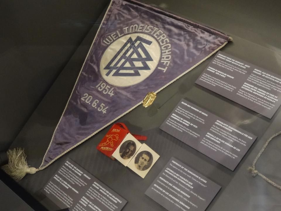 A Puskás Intézet több tárgyat adott kölcsön, köztük az 1954-es magyar–nyugatnémet  vb-csoportmeccs (8:3) előtt kapott német zászlót (Fotó: Mravik Gusztáv)