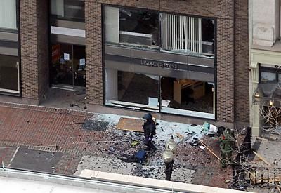 Kitört ablakok a robbanás közelében (Fotó: Reuters)
