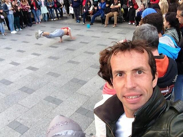 Radek Stepánek a szabadnapján a Champs-Élysées-n szórakozott az utcai előadók produkción, közben egy selfie is belefért