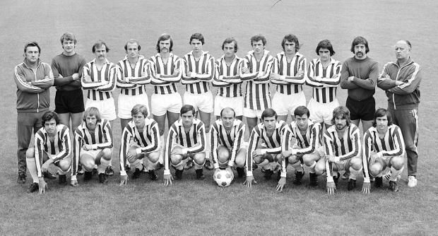 Ifjú zseni a rutinos rókák között, azaz újpesti csapatkép a hetvenes évek közepéről – az első sorban balról a harmadik a még fi atal Törőcsik András (Fotó: Farkas József)