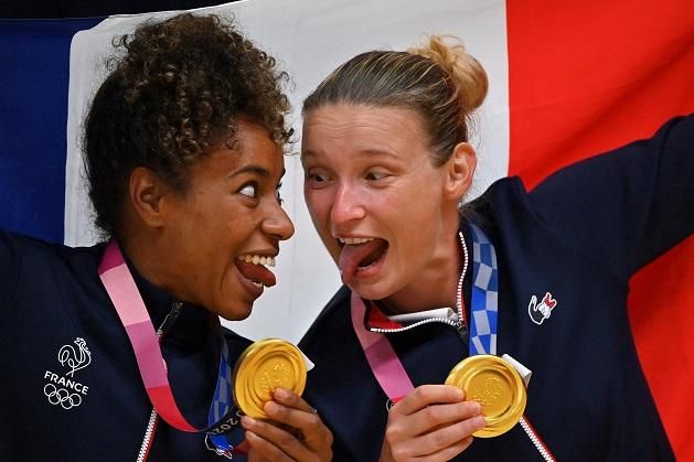 Nze Minko és Amandine Leynaud az olimpiai arannyal (Fotó: AFP)