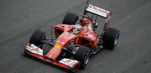 Alonso szokja a 2014-es Ferrarit, amelyet szerinte a kisebb tempó ellenére is élvezetes vezetni (Fotó: Twitter/InsideFerrari)