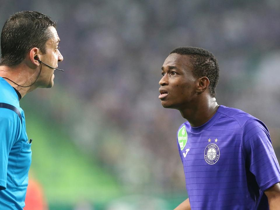 Diarra Kassai Viktor ítéletével nem ért épp egyet a 2016-os őszi, Ferencváros elleni derbin. A találkozón az Újpest első gólját szerezte a szélső (Fotó: Hegedüs Gábor)