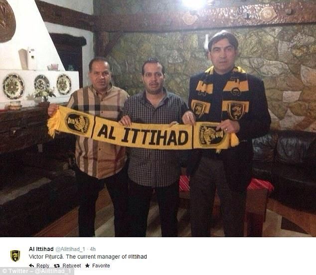 Victor Piturca (jobbra), az al-Ittihad menedzsere – hirdeti a szaúdi klub Twitter-oldala