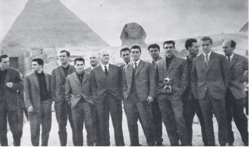 Egyiptomban 1961-ben stadionavatón járt a magyar válogatott, és természetesen a piramisok tövében is készült fotó