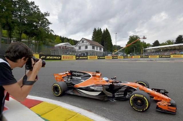 Alonso „átverte” a Hondát (Fotó: AFP)