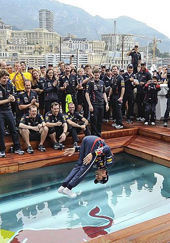 Megszokhattuk ez elmúlt években Monacóban: 
a győztes Red Bull-pilóta a medencében csobban