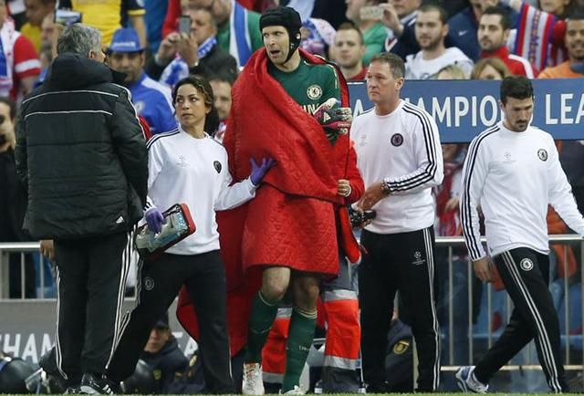 Petr Cech megsérült, le kellett cserélni  (Fotó: Reuters)