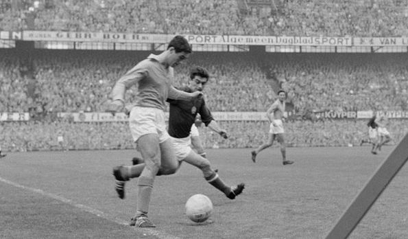 Fenyvesi harcol a labdáért az 1961-es holland–magyaron (fotó: peers.beeldengeluid.nl)