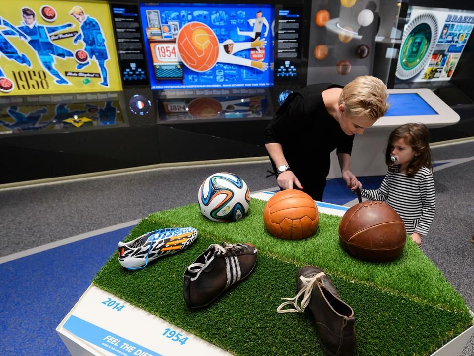 A gyerekek is láthatják, milyen volt a futballcipő és a futball-labda 1900-ban, 1954-ben és 2014-ben (Fotó: AFP)