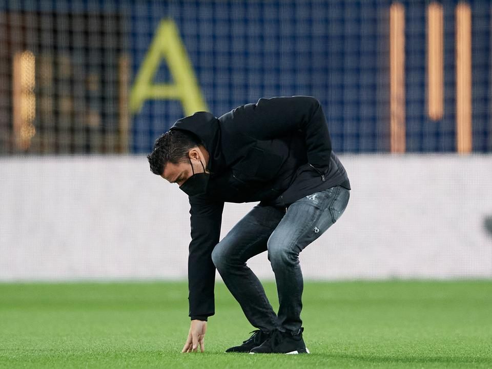 A Barcelona vezetőedzőjeként az első idegenbeli meccsére készülő Xavi tesztelte a gyepet a Villarreal vendégeként (Fotó: AFP)
