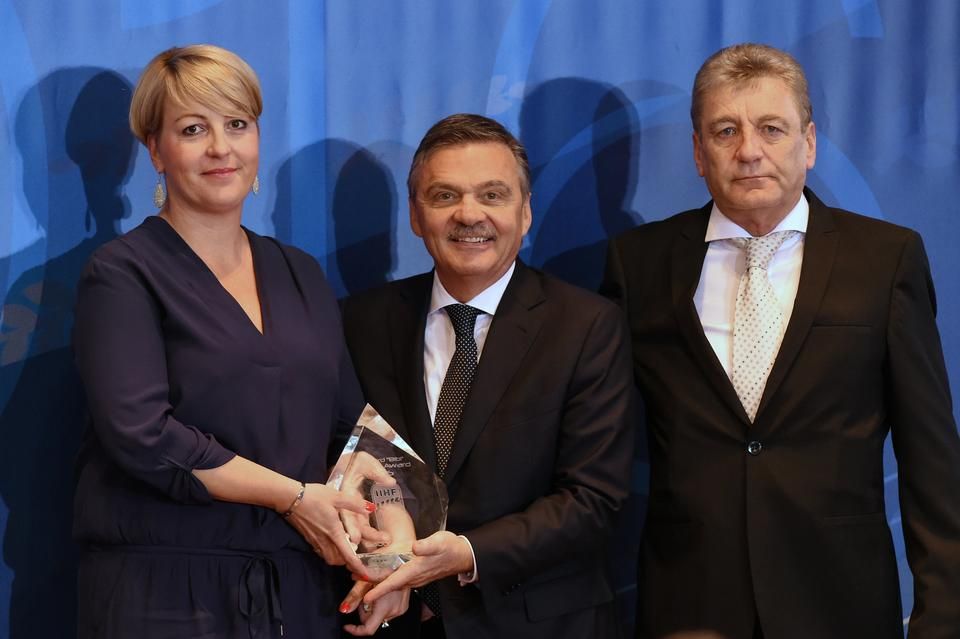 2016. május 22.: az IIHF halhatatlanjai közé választotta ifjabb Ocskay Gábort, aki a Richard „Bibi” Torriani-díjat is megkapta. Az elismerést húga, Zsuzsanna és édesapja vette át René Fasel elnöktől (Fotó: AFP)