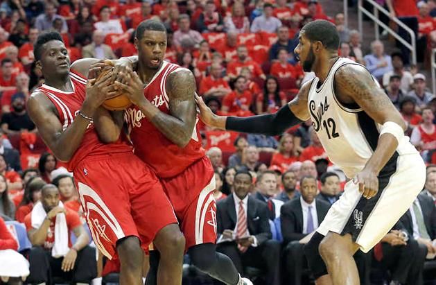 A Rockets párosa, Clint Capela és Terrence Jones tartott tőle, hogy LaMarcus Aldridge megszerzi a labdát (Fotó: Reuters)