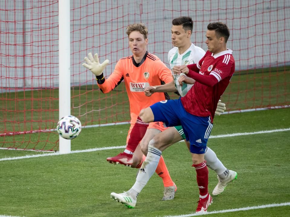 Radó András (piros-kékben) nevéhez fűződött az utolsó Vasas-gól a bajnokságban (Fotó: Árvai Károly)