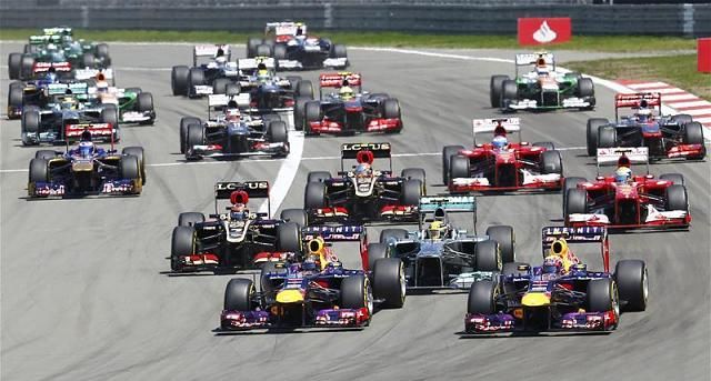 A két Red Bull bezárta a rajtnál az élről induló Hamiltont