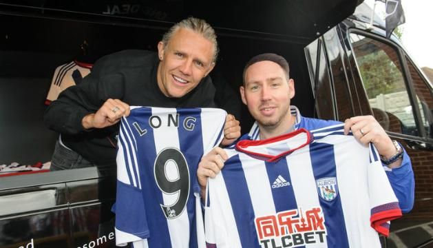 A néhány éve visszavonult Jimmy Bullard is segédkezett a mezcserékben (Fotó: Sky Sports)