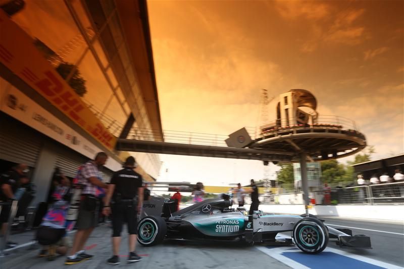 Lewis Hamilton az első edzésen fél másodpercet adott csapattársának (Fotó: Action Images)