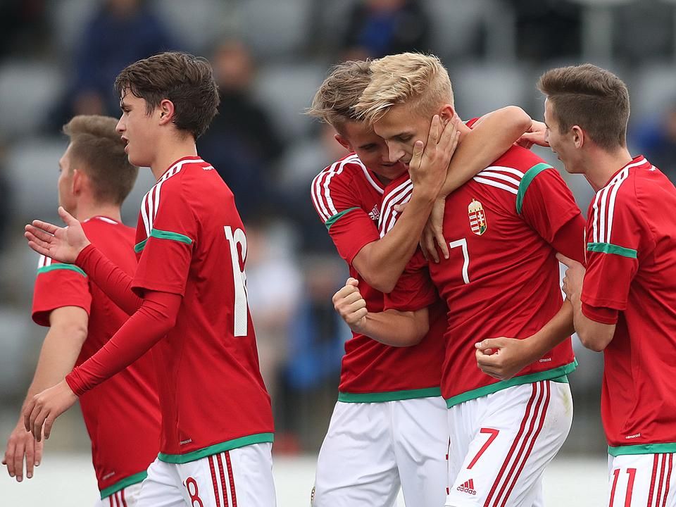 A magyar csapat Cipf Dominik (7) büntetőből szerzet találatával és Varjú Benedek fejes góljával nyert Wales ellen (Fotók: Török Attila)