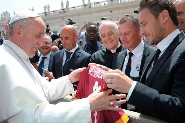 Ferenc pápa a sokadik meznek is tud látható őszinteséggel örülni (Fotók: Reuters, Serie A TIM)