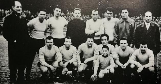 A helyi futballtörténelem felejthetetlen emléke: Puskás Ferenc (guggoló sor, balról a harmadik) 1958-ban a Signa vendégjátékosaként