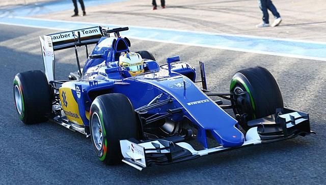 Ericsson a boxutcában a sárga-kék Sauber-Ferrarival