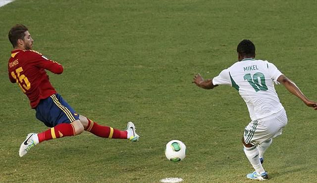 A nigériaiak is próbálkoztak, John Obi Mikel lövését blokkolja Sergio Ramos (Fotó: Reuters)
