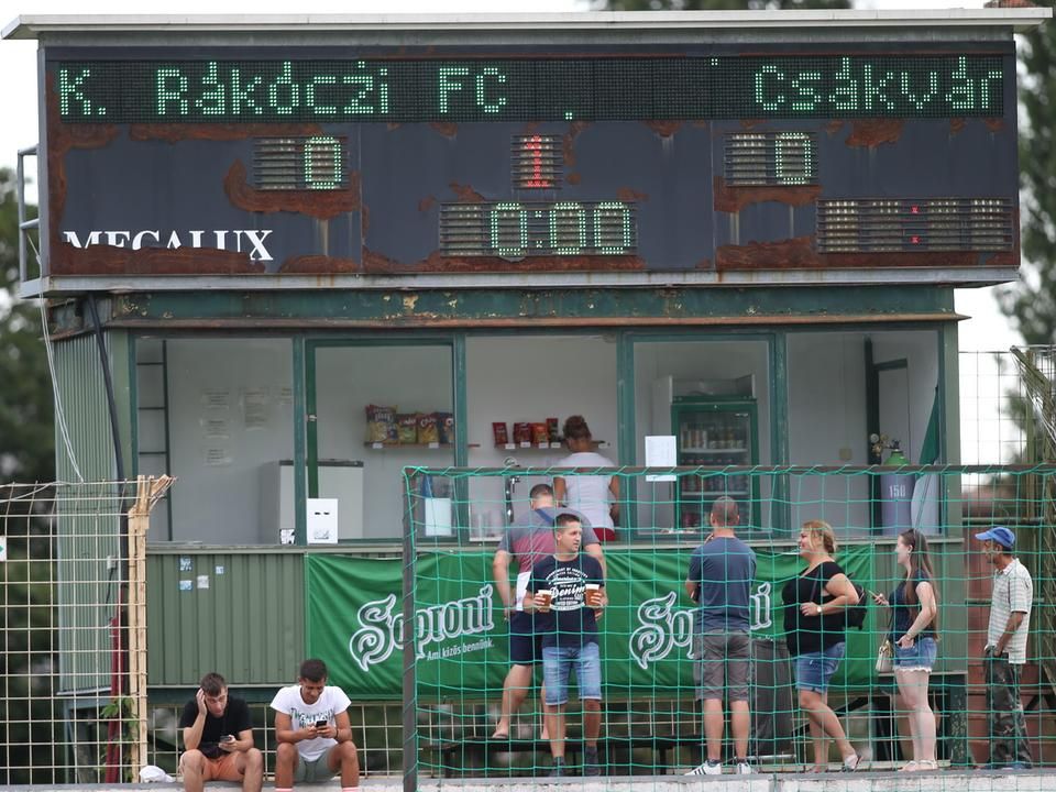 Bizakodnak a kaposvári szurkolók a mérkőzés előtt (Fotó: Lang Róbert/Somogyi Hírlap)