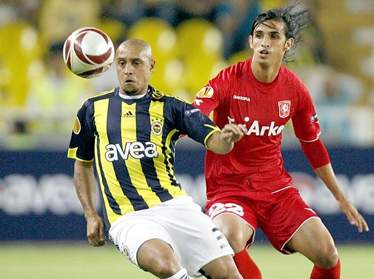 Roberto Carlos (balra) decemberben elhagyja a Fenerbahcét (Fotó: Reuters)