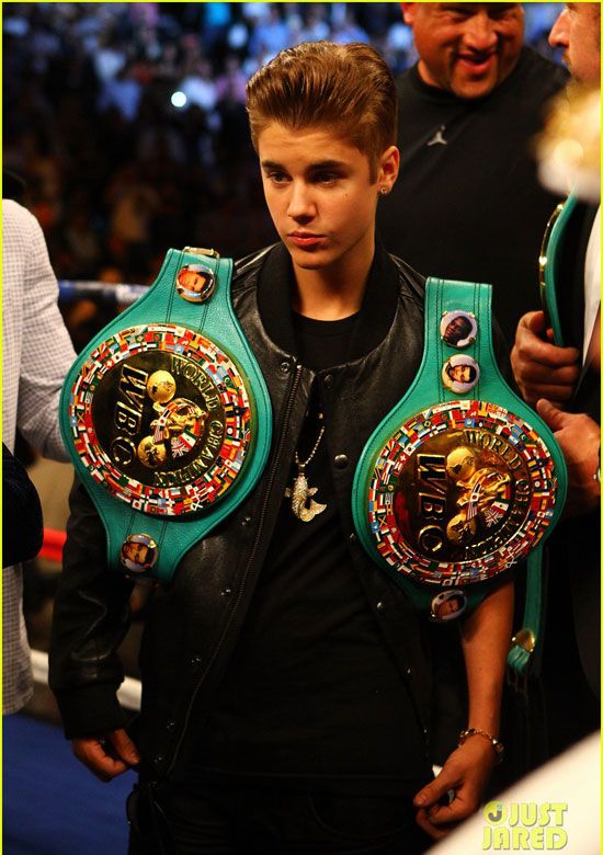 Justin Bieber Mayweather: mintha húzná egy kicsit a vállát (Forrás: justjared.com)