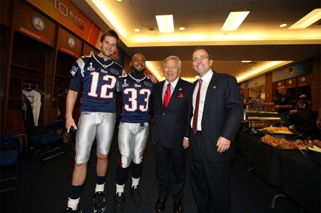 Tom Brady és Kevin Faulk mellett a csapat tulajdonosa, Robert Kraft feszít (és még valaki...) (Fotó: facebook.com/newenglandpatriots)