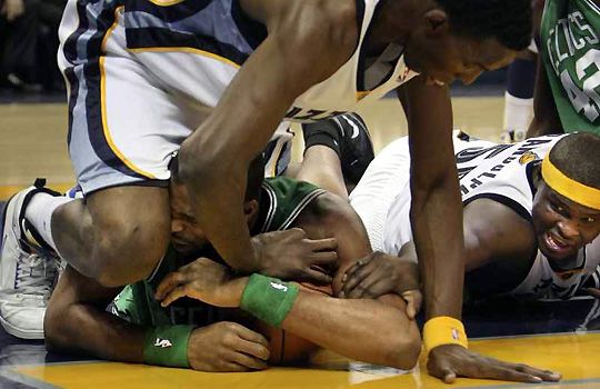 Mint a kép is mutatja, a fehér mezes Grizzlies nem adta meg könnyen magát a Bostonnak (Fotó: Reuters)