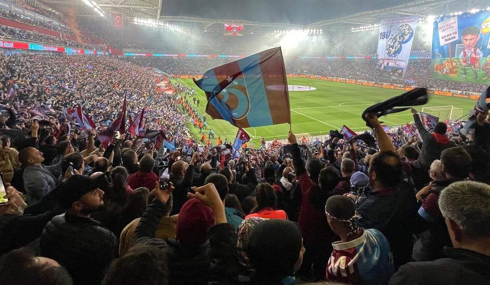 Ilyen a rálátás a Trabzon-szurkolók szektorából a pályára – félelmetes hangulat vár a ferencvárosiakra csütörtök este (FOTÓ: AFP)
