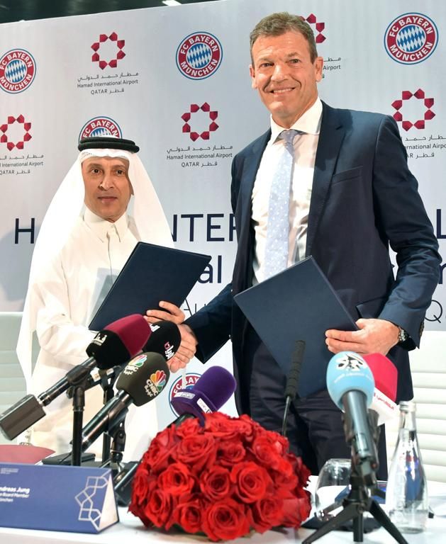 A Bayern München Végrehajtó Bizottságának tagja, Andreas Jung kezet fog a Qatar Airways vezérigazgatójával, Akbar al-Bakerrel a klub és a légitársaság közötti szponzorációs szerződés bejelentésekor, 2017-ben (Fotó: AFP)