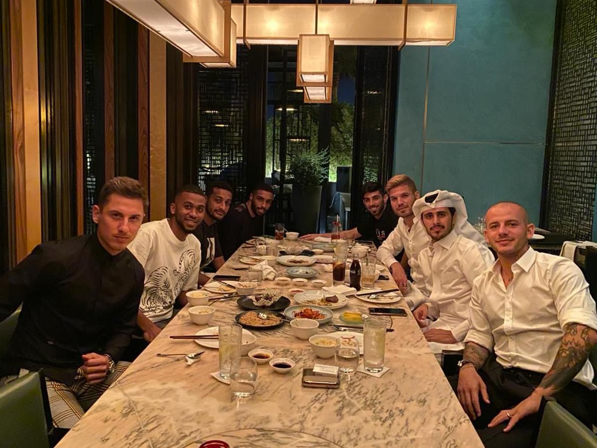 Németh Krisztián (balra) katari játékostársaival az Al-Garafa csapatvacsorája után