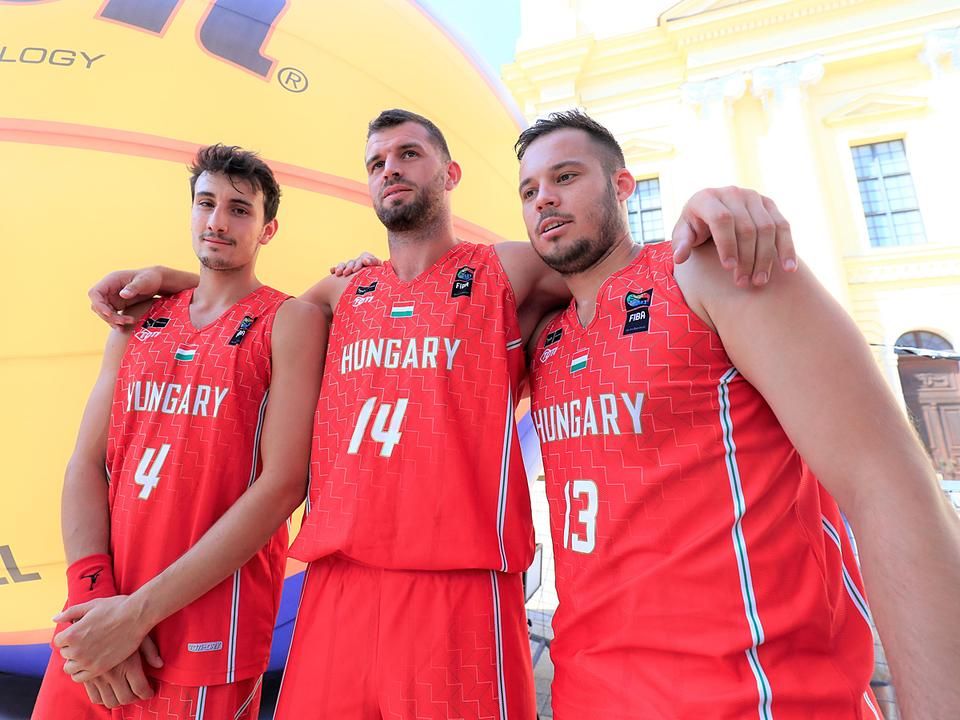 Ivosev Tamás (középen) a magyar helyett a szerb 3x3-as kosárlabda-válogatottban folytatja (Fotó: Koncz György)