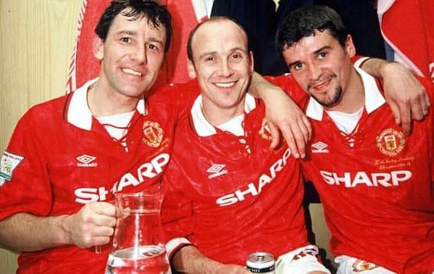 Phelan (középen) két manchesteri legendával, Bryan Robsonnal és Roy Keane-nel