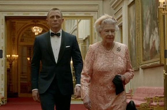 II. Erzsébet és Daniel Craig a Buckingham-palota folyosóján (Forrás: telegraph.co.uk)