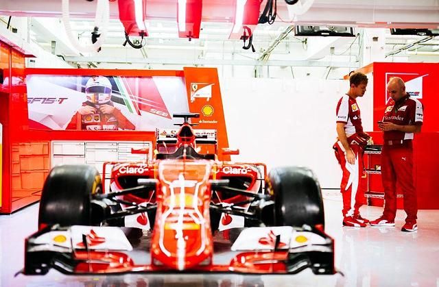 Művészi, beállított fotó az időmérőre készülő Vettelről