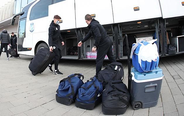 A fiatalabb játékosok is segítettek, hogy a labdák és bőröndök bekerüljenek a busz csomagtartójába (Fotó: Tumbász Hédi)