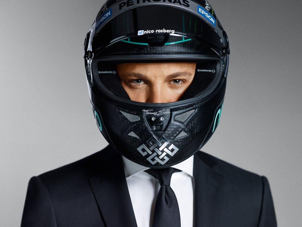 F1-es pilóta öltönyben, nyilvános aukción – ez lenne a jövő? (Fotó: Twitter/Nico Rosberg)
