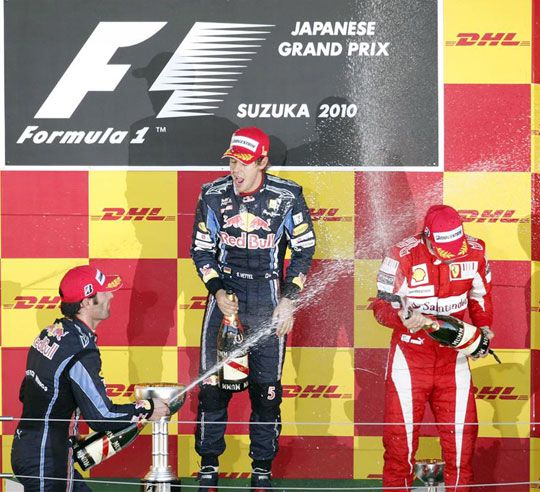 Vettel a győzelmet, Webber a növekvő előnyét ünnepelte, Alonso pedig azt, hogy túl van a szuzukai futamon 
(Fotó: Action Images)