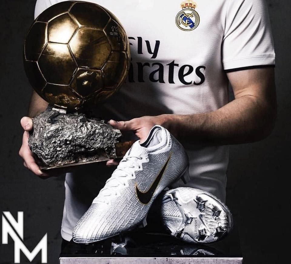 Különleges cipőt kapott a Nike-tól az Aranylabdáért Modric (Fotó: footyheadlines.com)