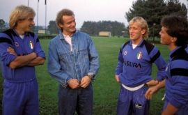 Klinsmann, Brehme és Matthäus a volt 
interes Briegellel beszélget