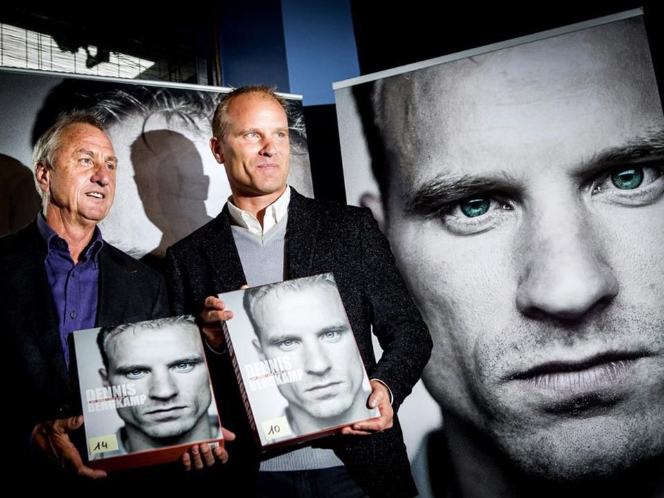 Bergkamp és első profi edzője, Johan Cruyff az Arsenal-ikon életrajzi kötetének 2013-as bemutatóján (Fotó: AFP)