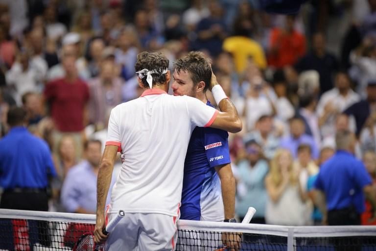 Egy ölelés Wawrinkának, majd Federer elkezdett felkészülni hatodik idei döntőjére Djokovics ellen (Fotó: AFP)