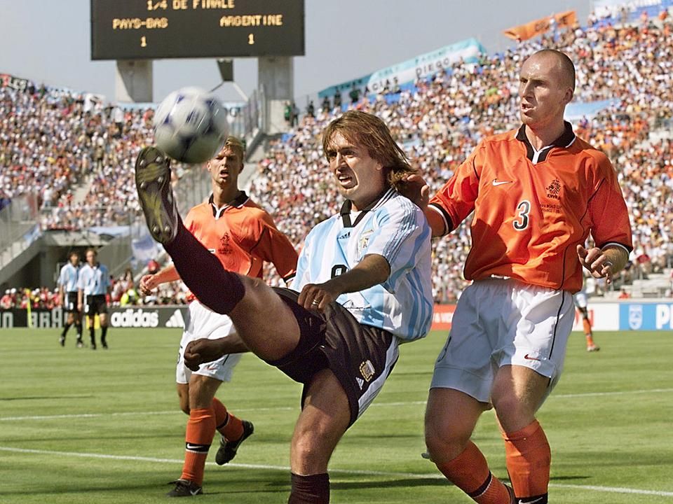 Az 1998-as vb negyeddöntőjében Jaap Stam szorításában (Fotó: AFP)