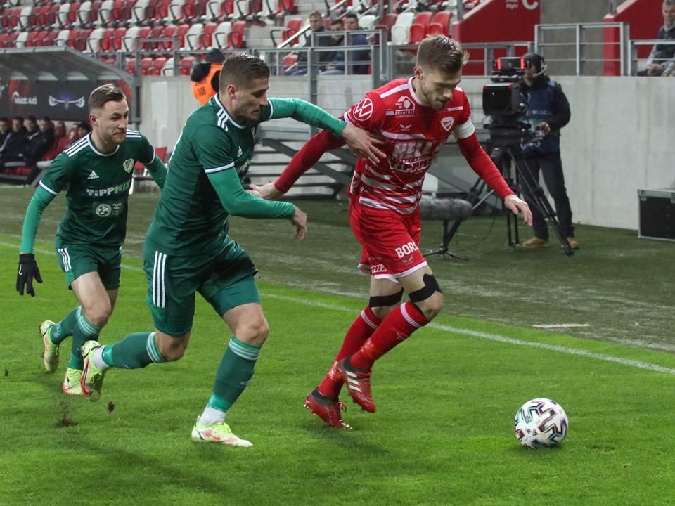 Oláh Bálinték (pirosban) többet birtokolják a labdát, de gólt 30 perc alatt nem sikerült szerezniük, de ami késett, nem múlott (Fotó: Vajda János)