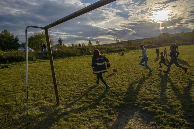Önfeledt játék Baktakéken a faluszéli füves pályán (Fotó: Majoros Árpád Csaba)